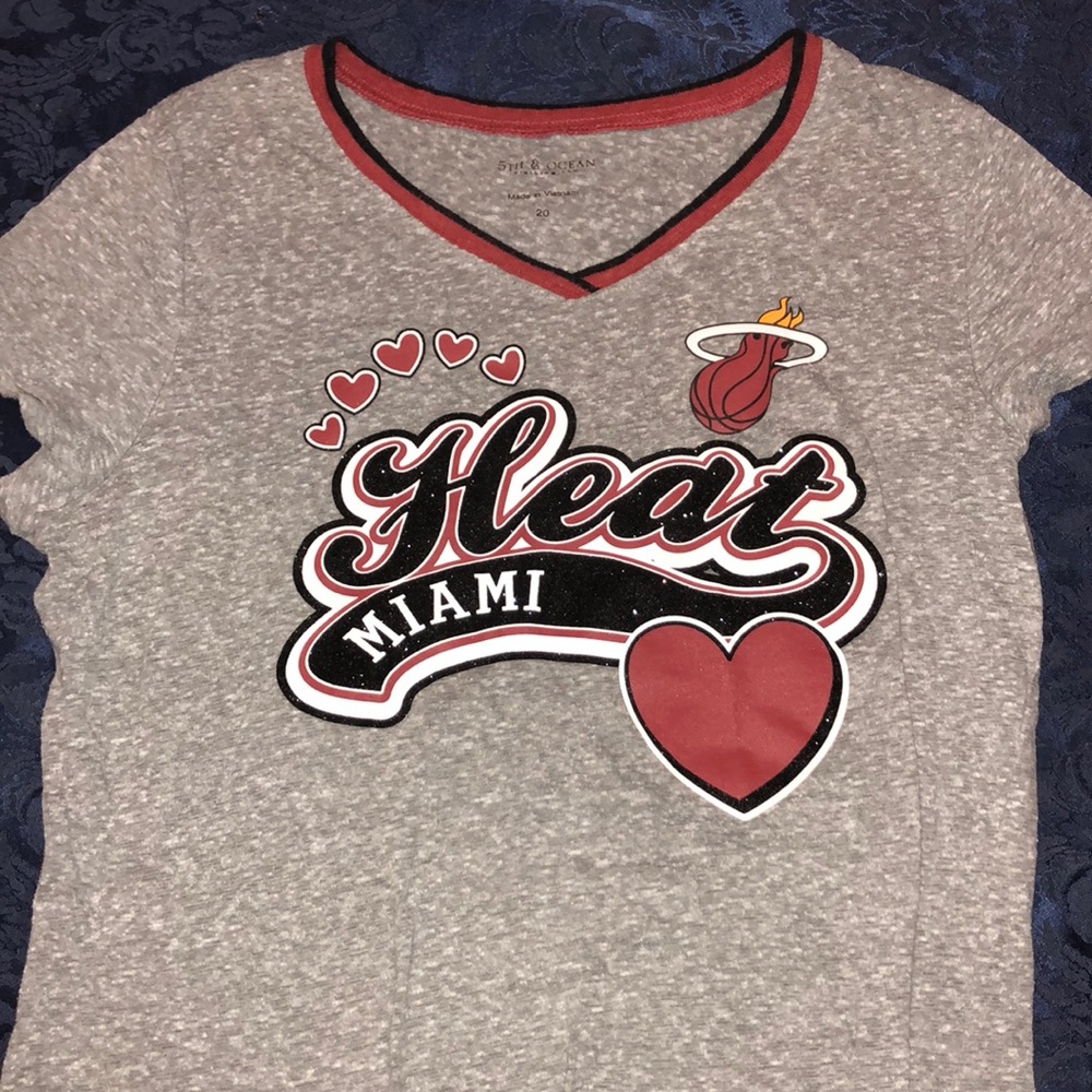 Girls Miami heat vneck t shirt.